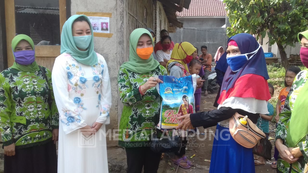 Muslimat NU Lampung Bagikan 100 Paket Bantuan Beras