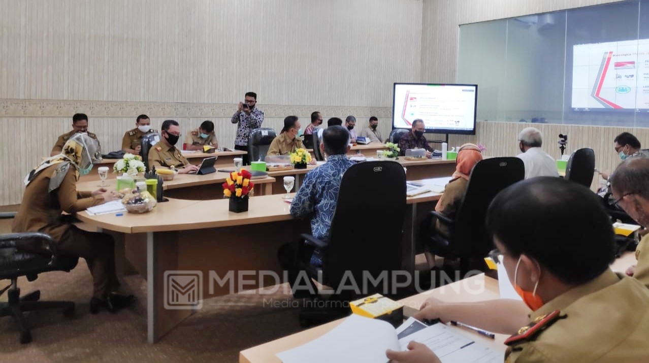 Nunik Pimpin Rapat Pleno Tim Percepatan Akses Keuangan Daerah Provinsi Lampung