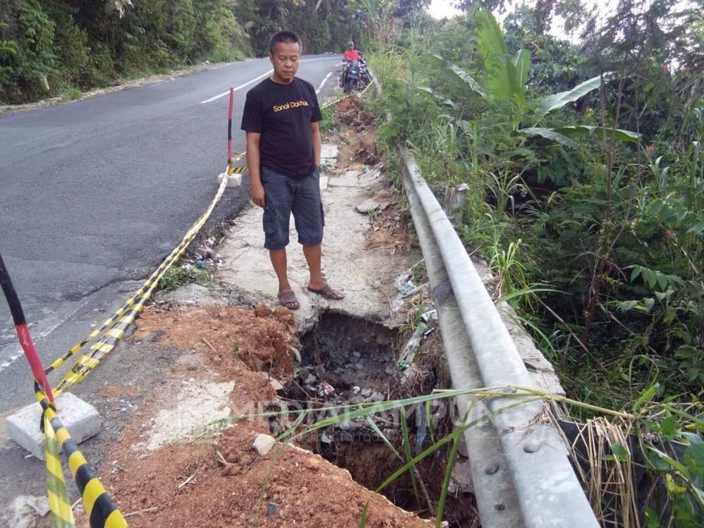 Jalan Amblas di Tebasuwok Rusak Area Perkebunan Warga 