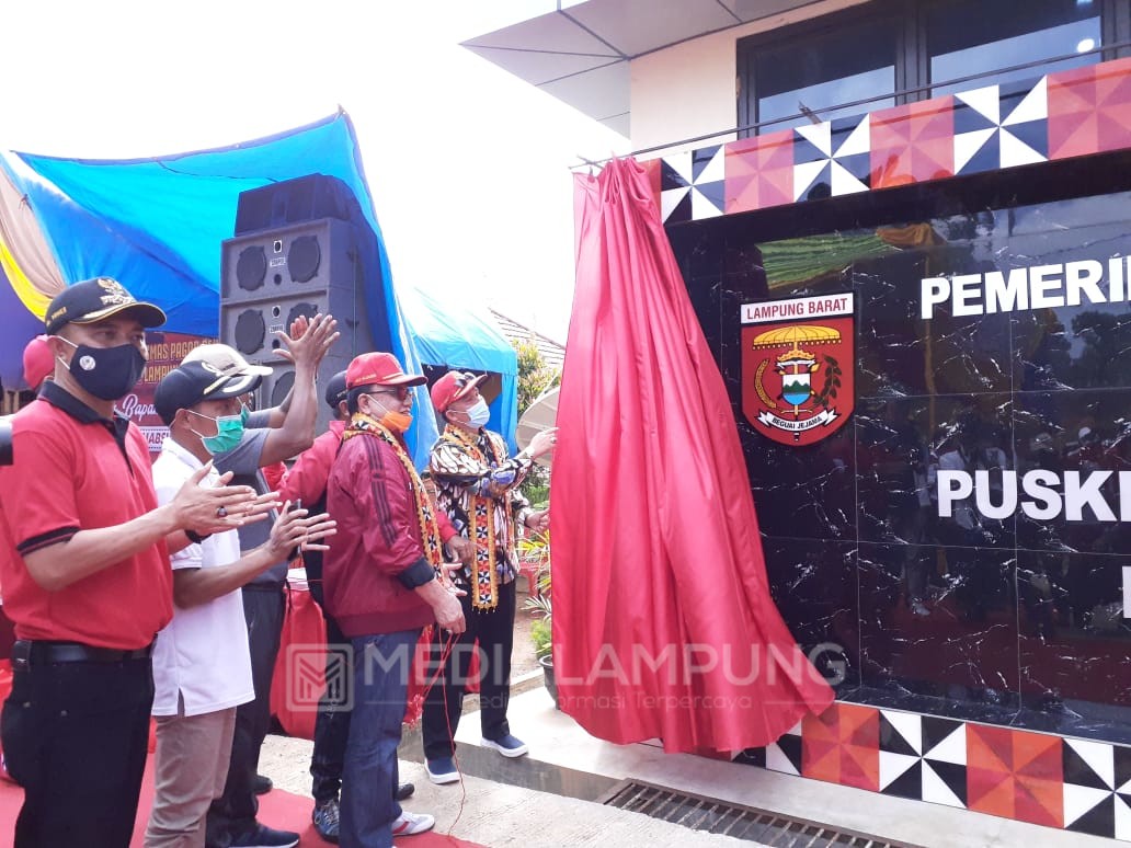 Bupati Potong Tumpeng Peresmian Gedung Baru Puskesmas Pagardewa