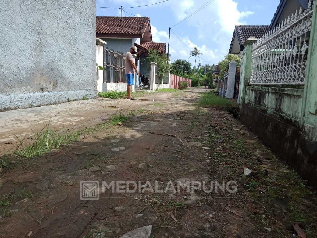 Warga Harapkan Pemkot Bandarlampung Perbaiki Jalan Rusak