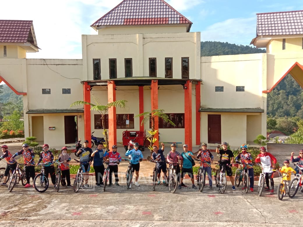 Salurkan Hobi, Wakapolda Lampung Bersepeda Bersama Puluhan Goweser Liwa