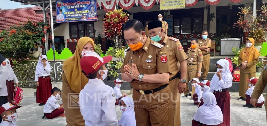 Tinjau Hari Pertama Sekolah, Mad Hasnurin Minta Siswa Patuhi Protokoler Kesehatan