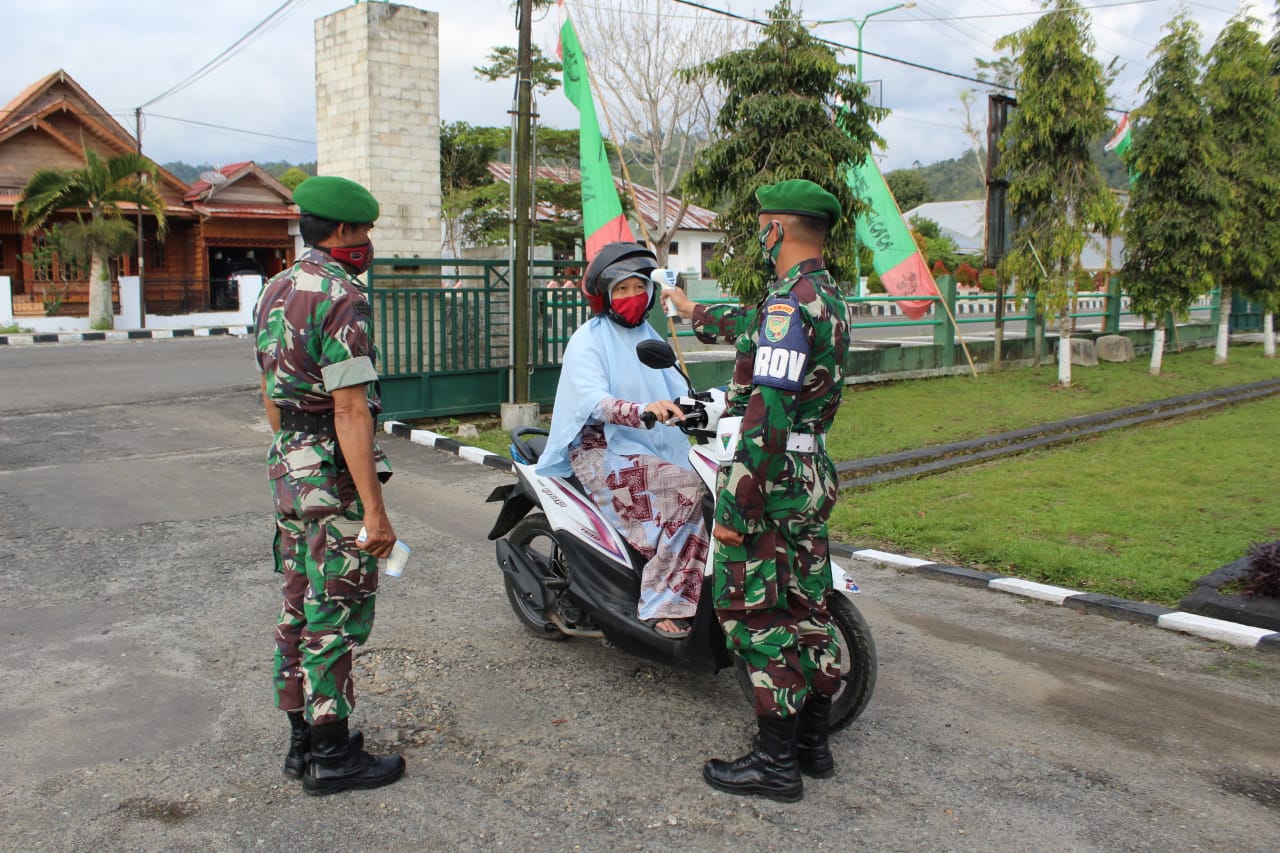 Cegah Penyebaran Covid-19, Dandim 0422/LB Perintahkan Anggota Piket Serta Provost Cek Suhu Tubuh Anggota-Warga