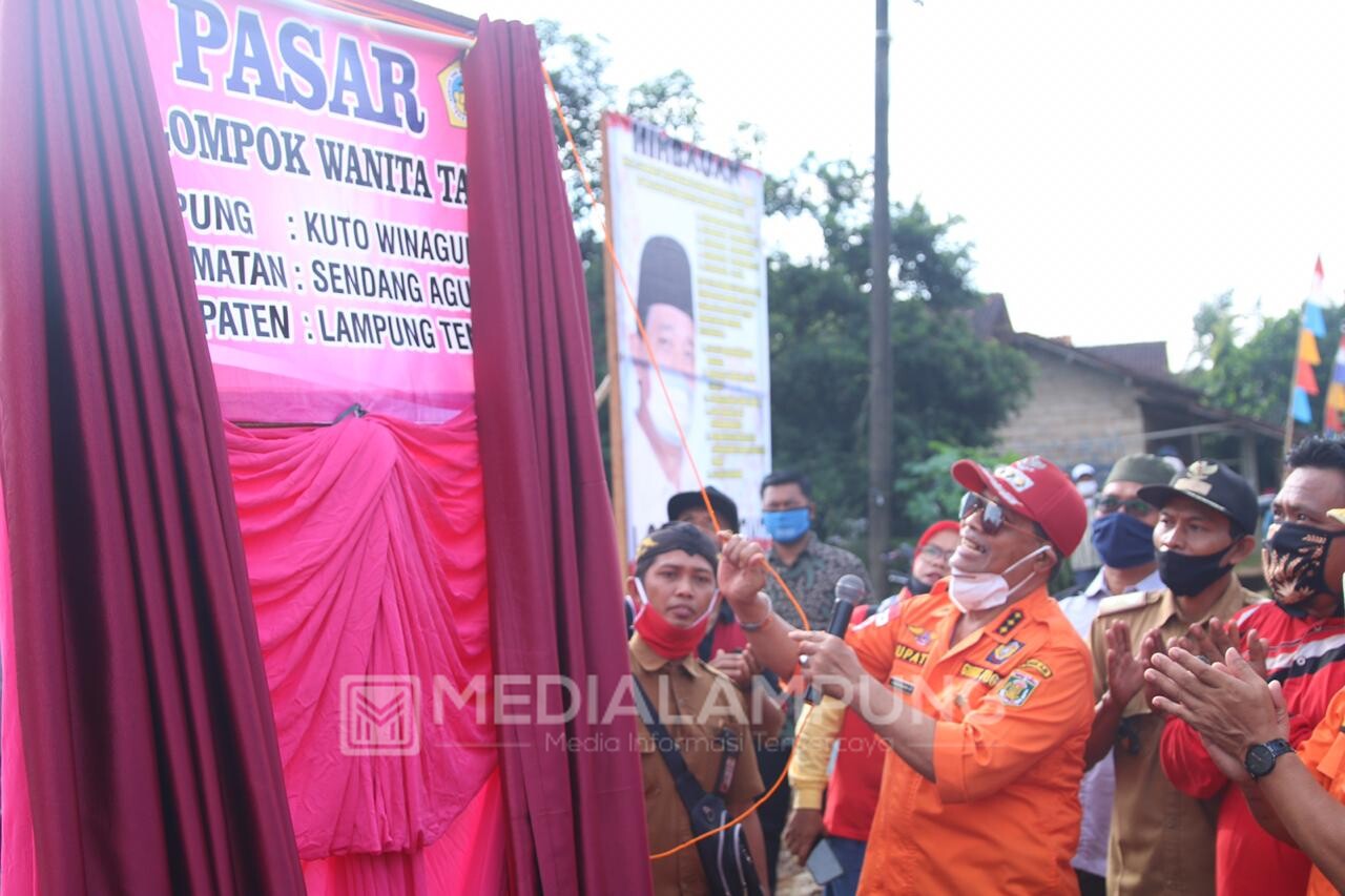 Loekman Resmikan Pasar KWT Kotowinangun