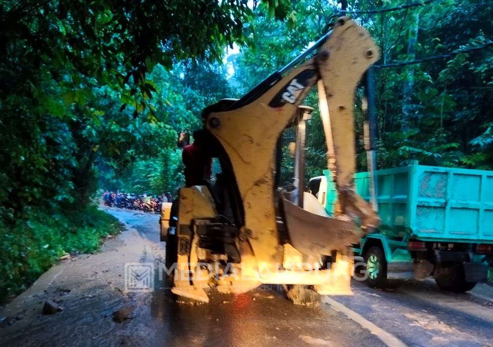 Alat Berat Mulai Bersihkan Tanah Longsor