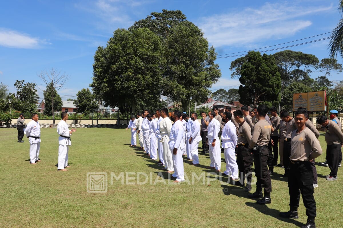 Puluhan Anggota Polres Lambar Latihan Beladiri