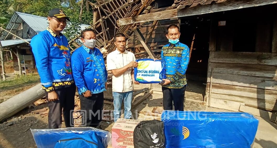 Pasca Tertimpa Tiang Listrik PLN, Dinsos Serahkan Buffer Stock
