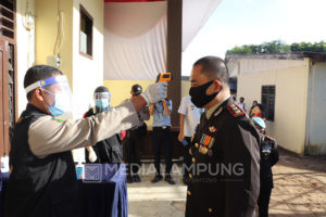 Dengarkan Pidato Presiden, Polres Lambar Gelar Upacara Virtual HUT Bhayangkara ke-74