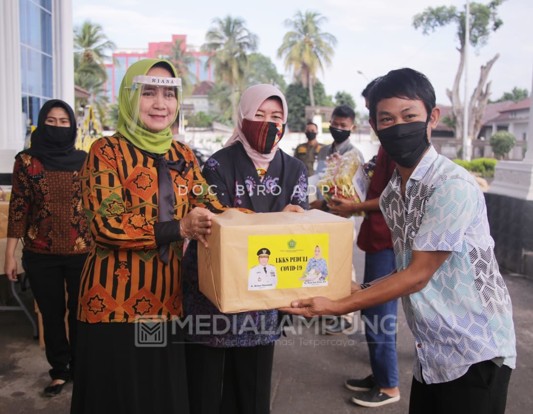 Ketua LKKS Lampung Bagikan Sembako Bagi Korban Napza 