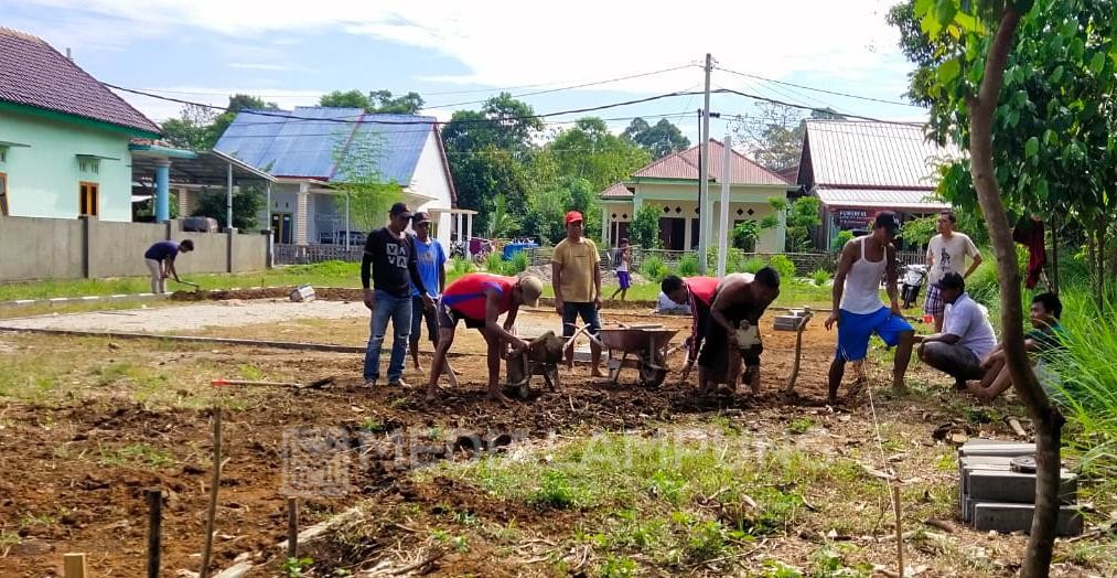 Warga Pekon Rawas Swadaya Bangun Lapangan Voli
