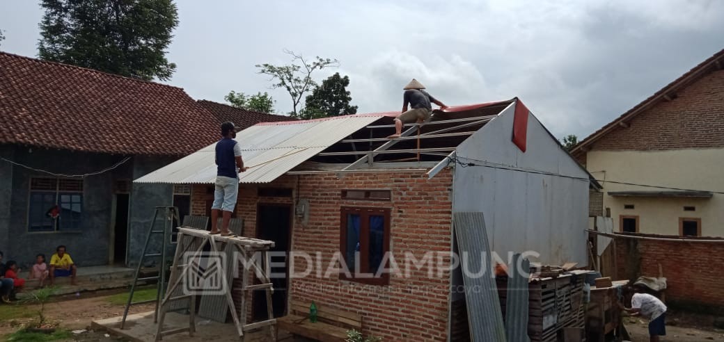 Desa Karanganyar Bantu Korban Angin Puting Beliung