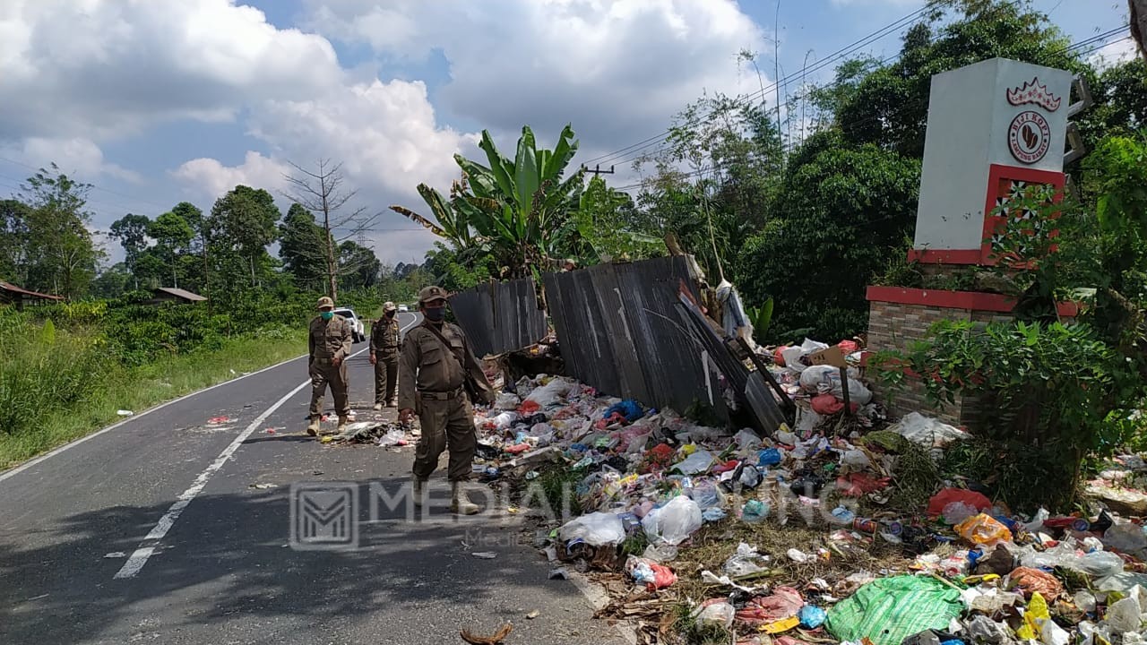 Lapor! Sampah Berserakan di Bahu Jalan Nasional 