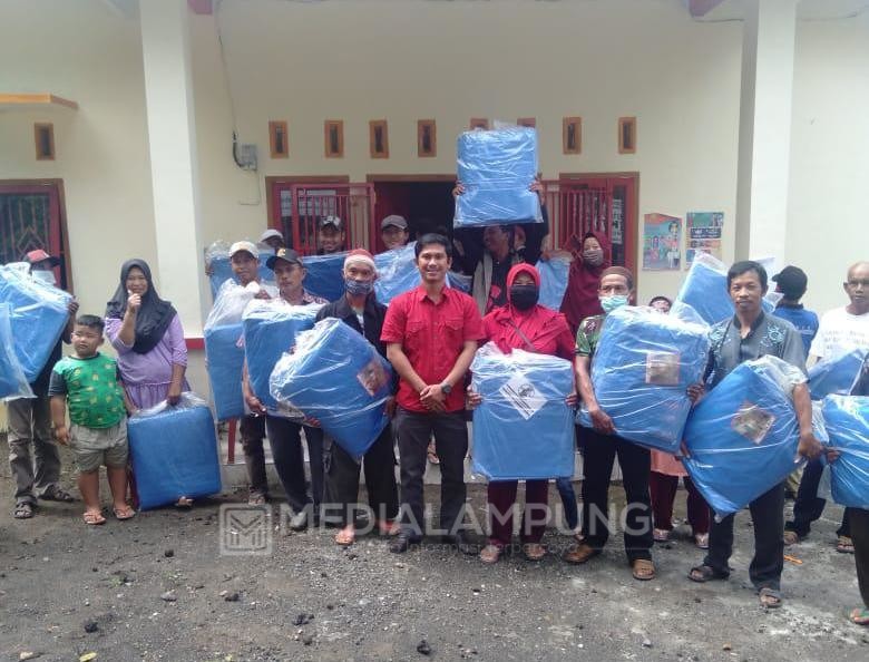 Dukung Peningkatan Mutu Kopi, Pekon Lombok Selatan Distribusikan Terpal 