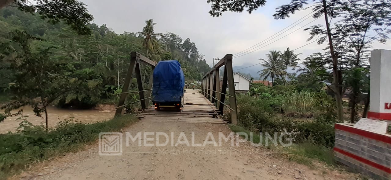 Lantai Jembatan di Tugu Ratu Bahayakan Pengendara