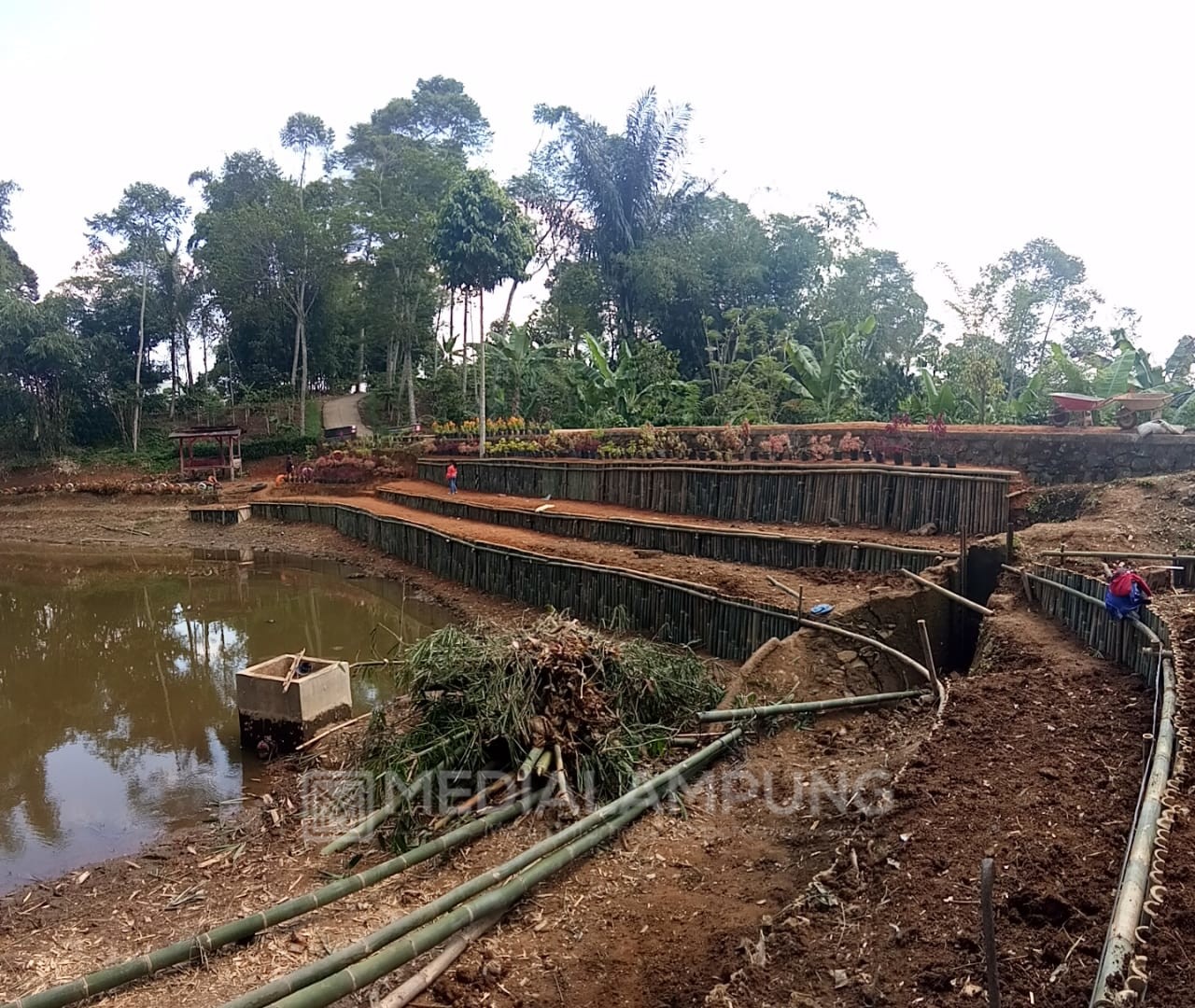 Cek Dam Swadaya Milik Kelurahan Pajarbulan Terus Dibangun