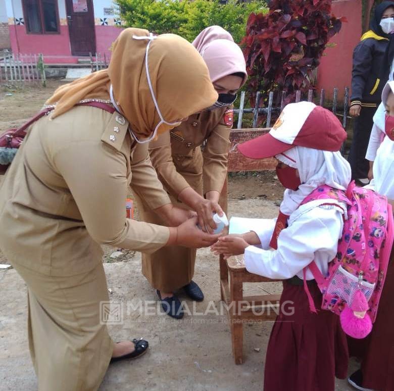 SDN 2 Mekarjaya Ajak Orang Tua Dampingi Siswa Belajar Online