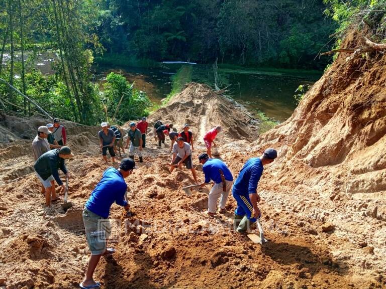 Puluhan Warga Pekon Gunungsugih Dikerahkan Buka Akses Jalan 