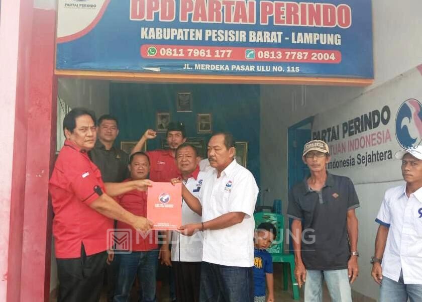 Pieter Serahkan Berkas Pendaftaran ke Perindo
