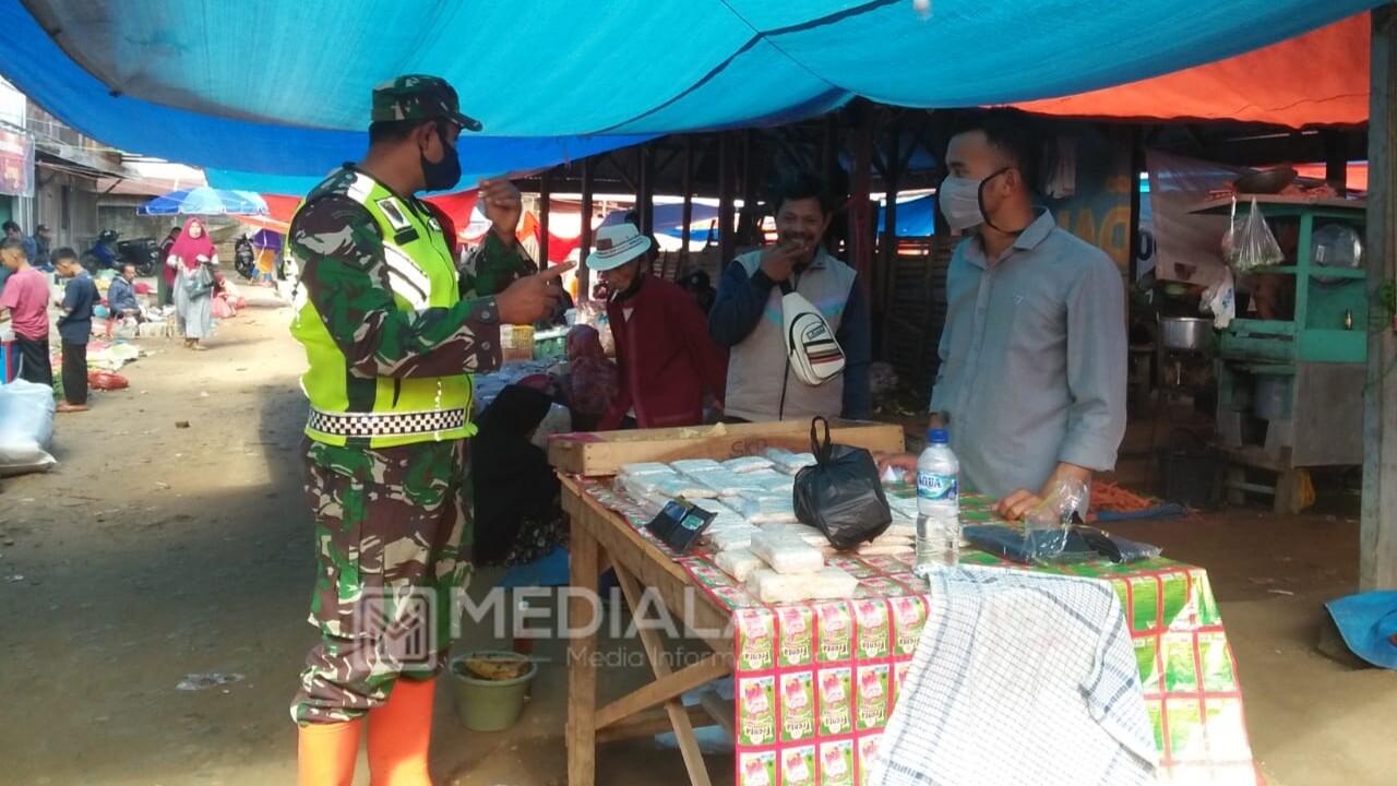 Babinsa Koramil 422-07/Batubrak Himbau Warga Patuhi Protokol Kesehatan