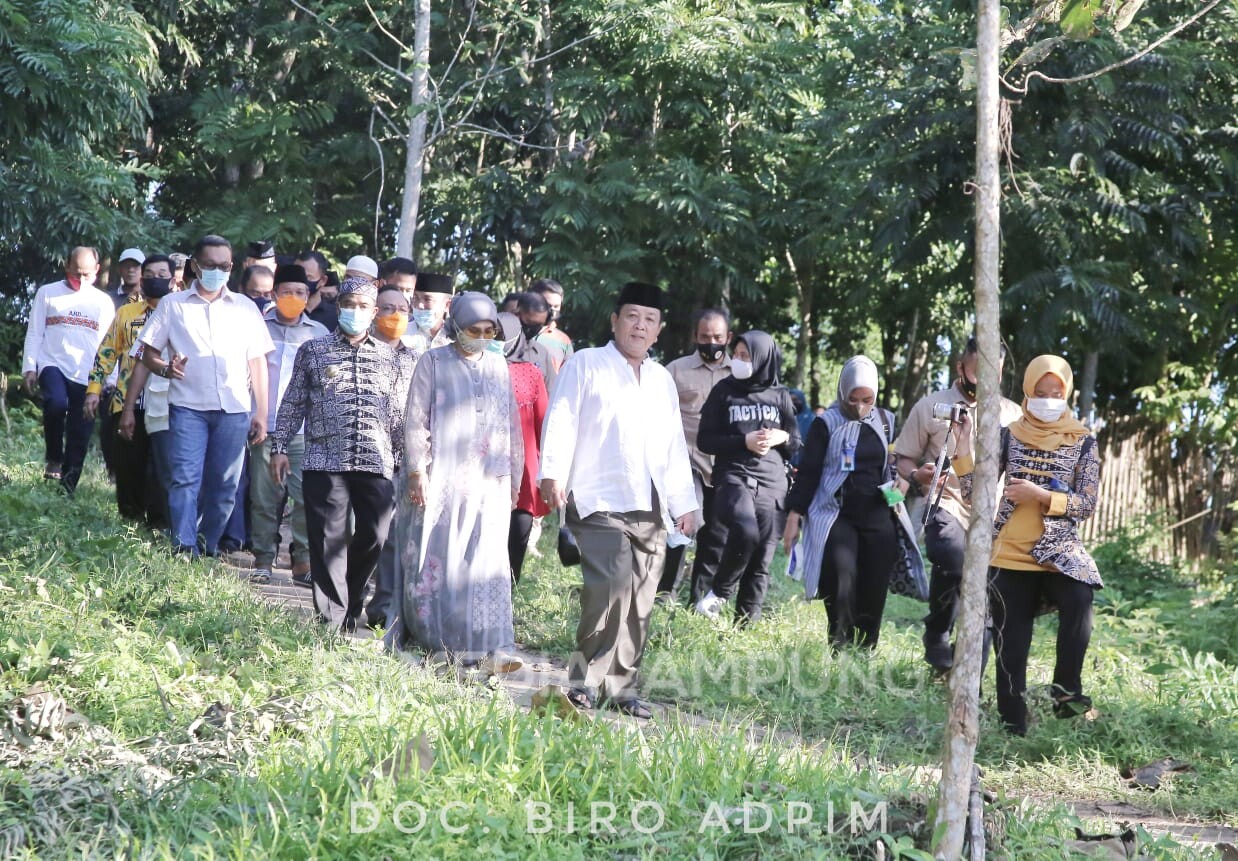 Arinal Tebar Bibit Ikan di Sungai Tiuhnegara Batin