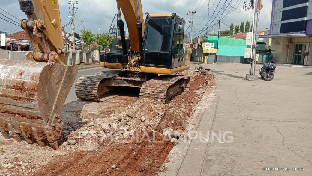 Warga Keluhkan Pembongkaran Drainase Pembangunan Flyover Sulan Agung