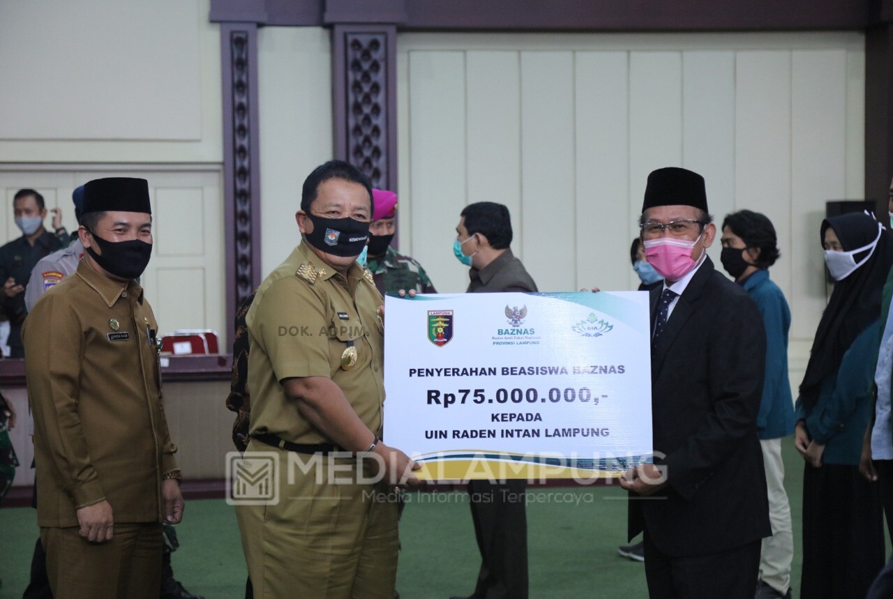 Arinal Serahkan Bantuan Beasiswa Baznas ke Mahasiswa Terdampak Covid-19