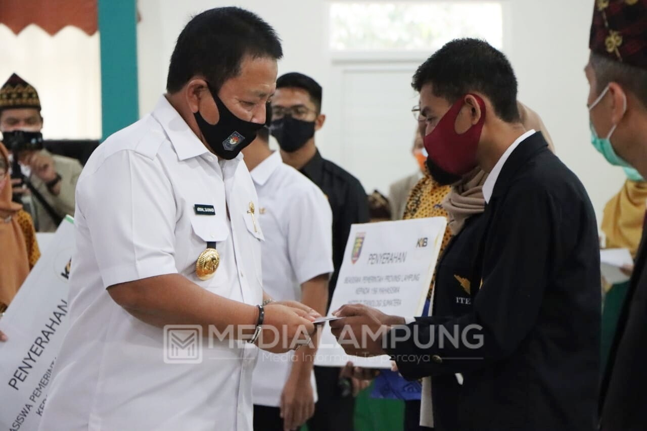 Arinal Serahkan Beasiswa untuk 100 Mahasiswa Anak Petani