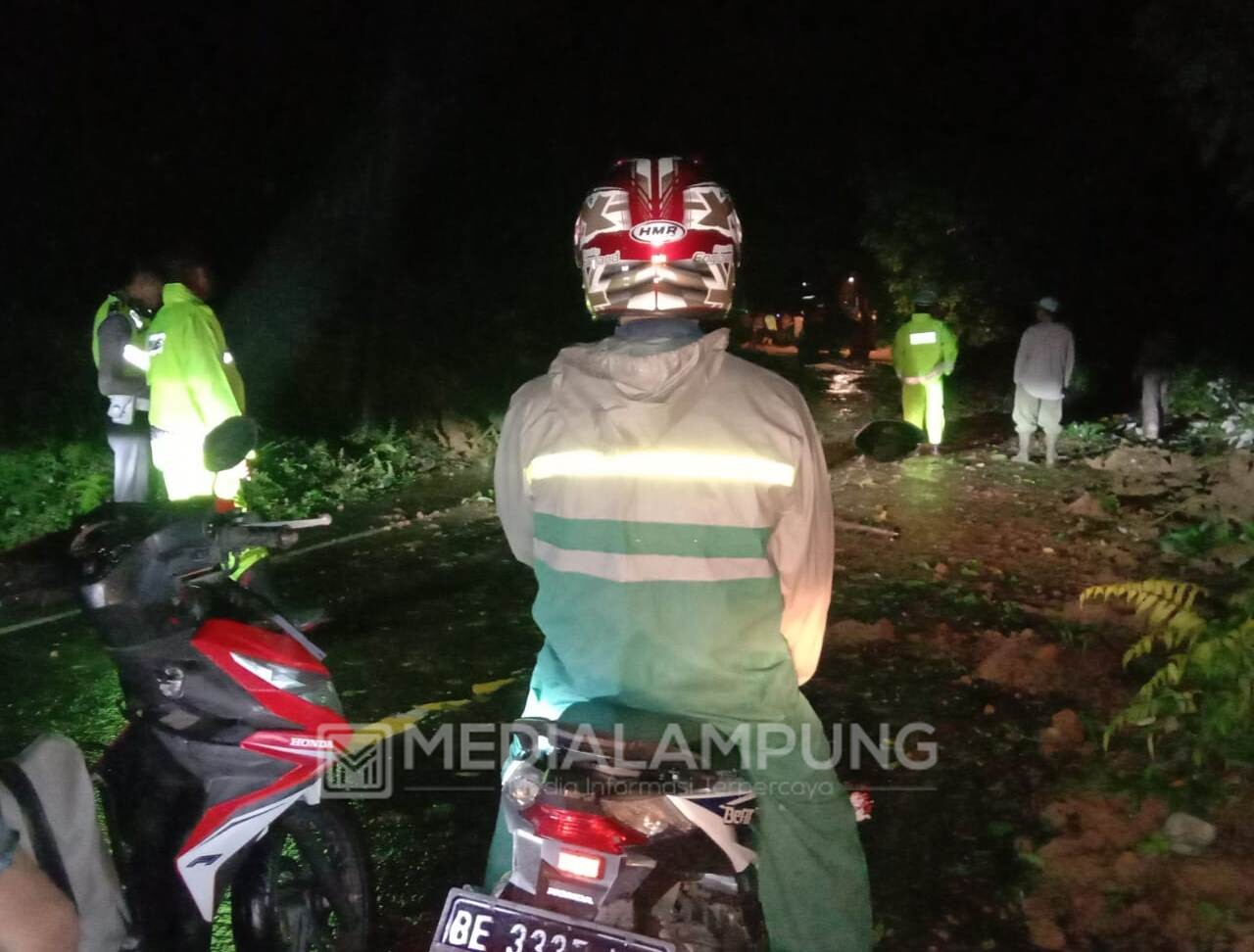 Setelah Empat Jam Tertimbun, Jalur Liwa-Krui Bisa Dilalui