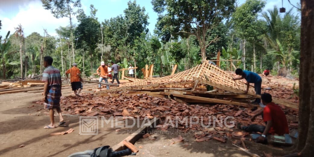 Satu Rumah Warga Penyandingan Ambruk Diterjang Angin Kencang