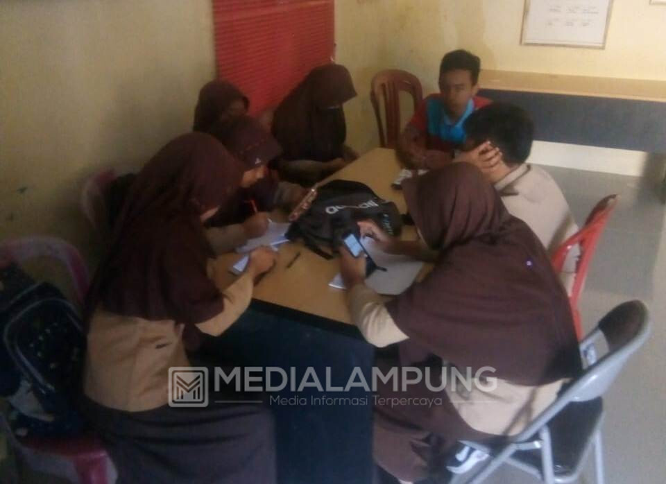 Kesulitan Akses Internet, Siswa Belajar Online di Balai Pekon 