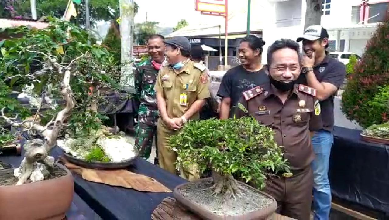 Kajari Lambar Apresiasi Terselenggaranya Kopdar Bonsai