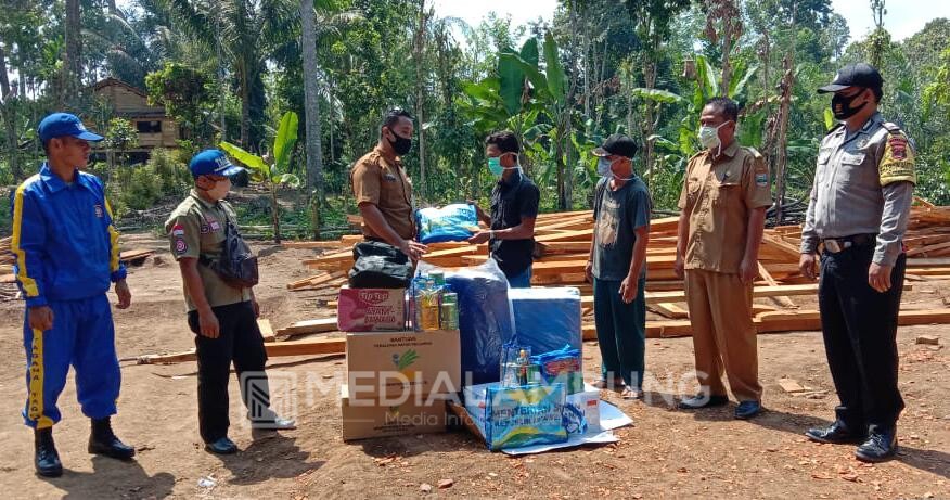 Pasca Ambruk Diterpa Angin Kencang, Dinsos Pesbar Serahkan Bantuan
