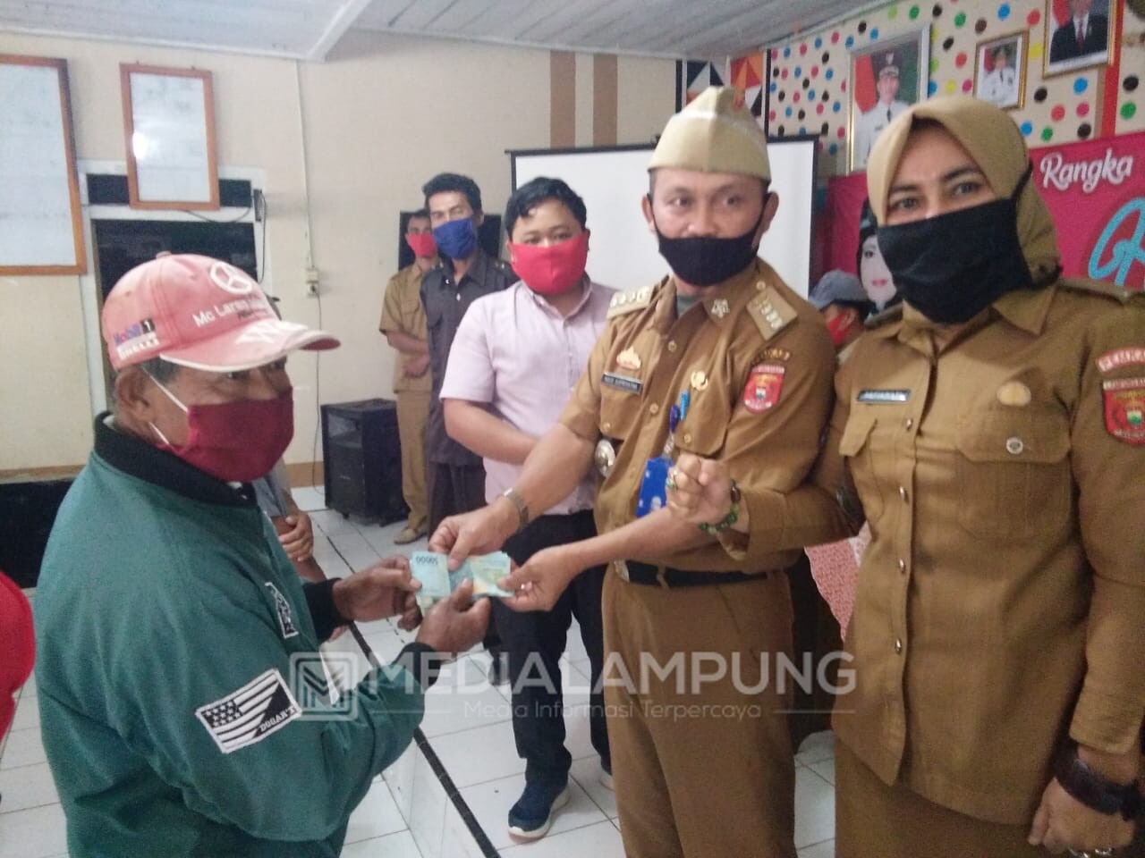 Dihadiri Camat, Pekon Sukapura Salurkan BLT-DD Gelombang Dua