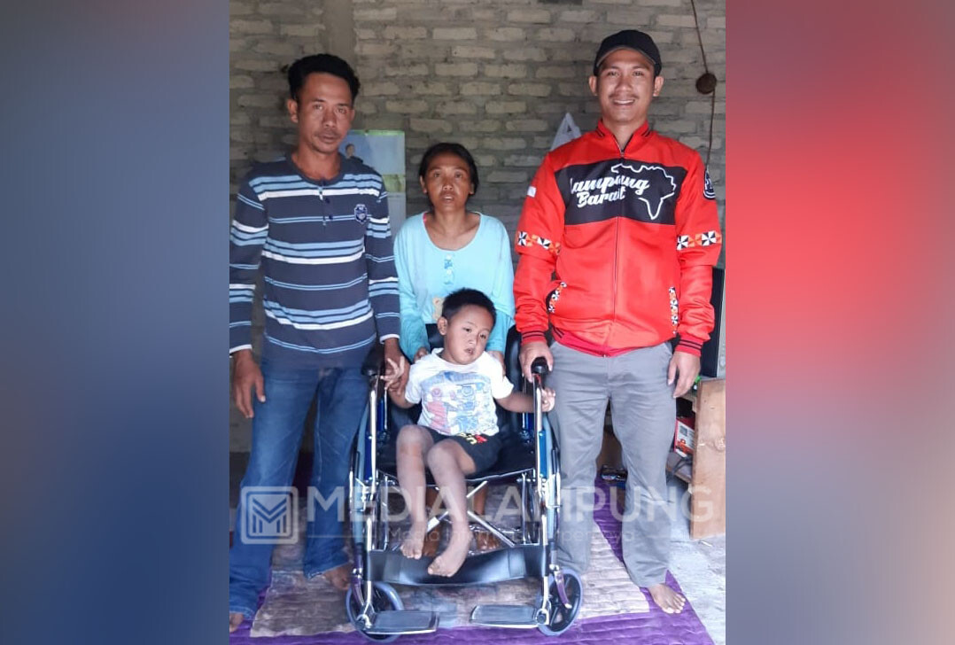 Bocah Penyandang Disabilitas Terima Bantuan Kursi Roda Gratis 