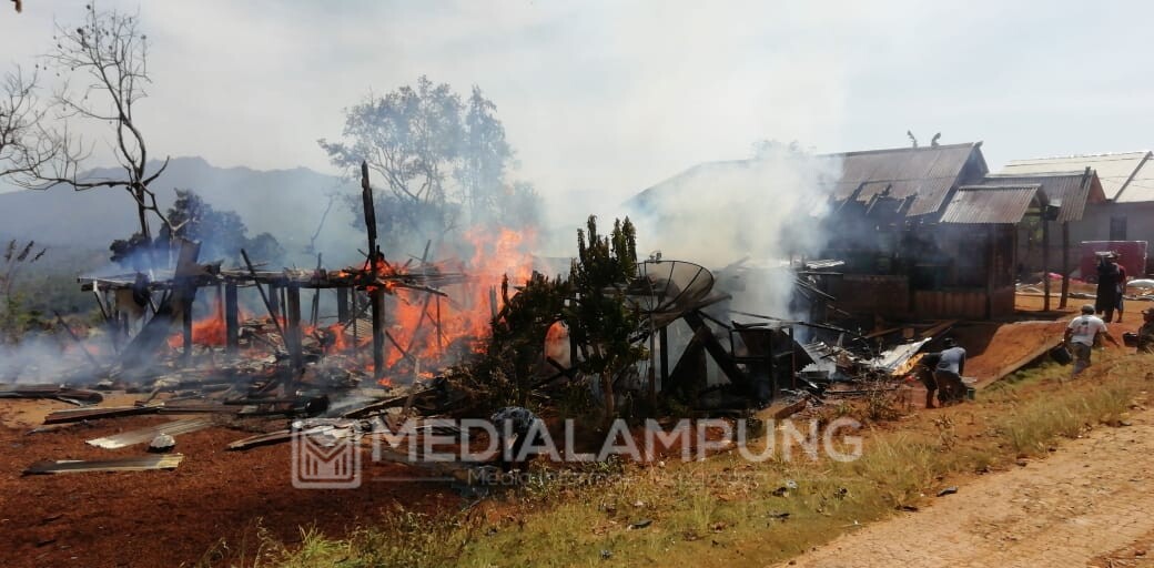 Ditinggal ke Kebun Kopi, Dua Rumah Warga Margajaya Ludes Terbakar