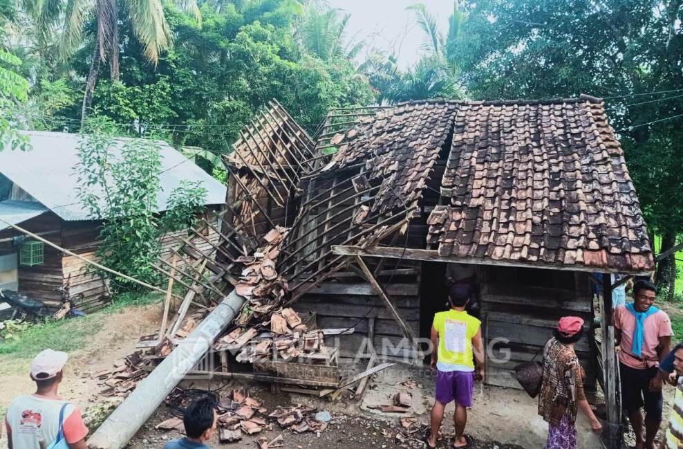 Tiang Listrik Patah Timpa Rumah Warga Hingga Hancur