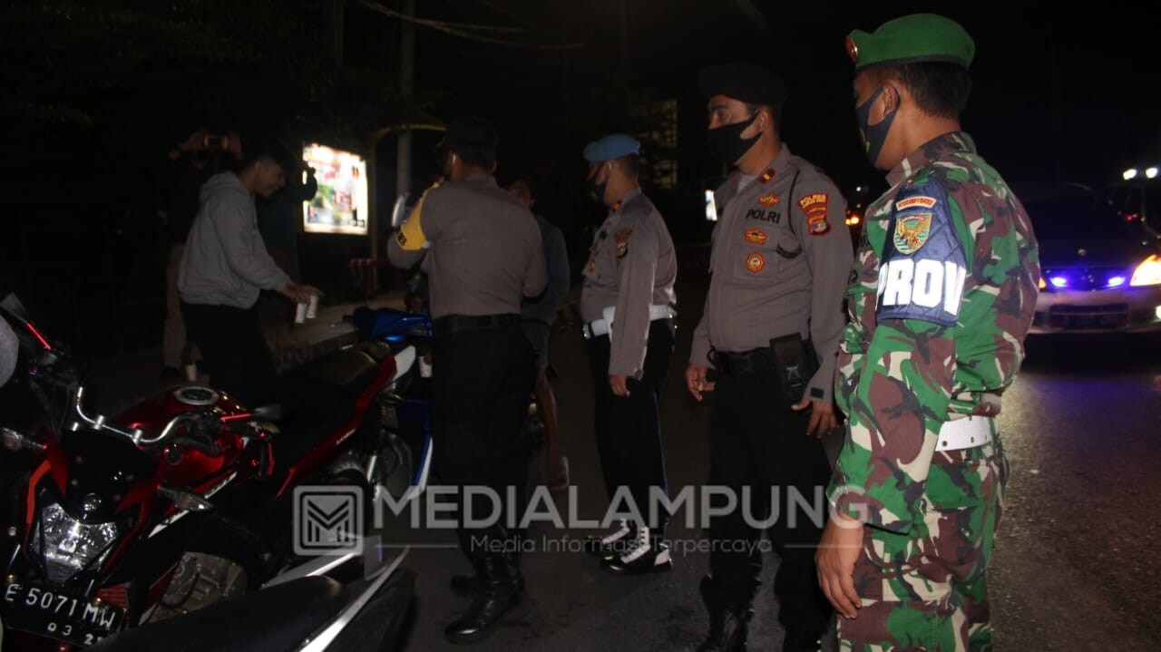 TNI-Polri Patroli Gabungan di Malam Takbiran