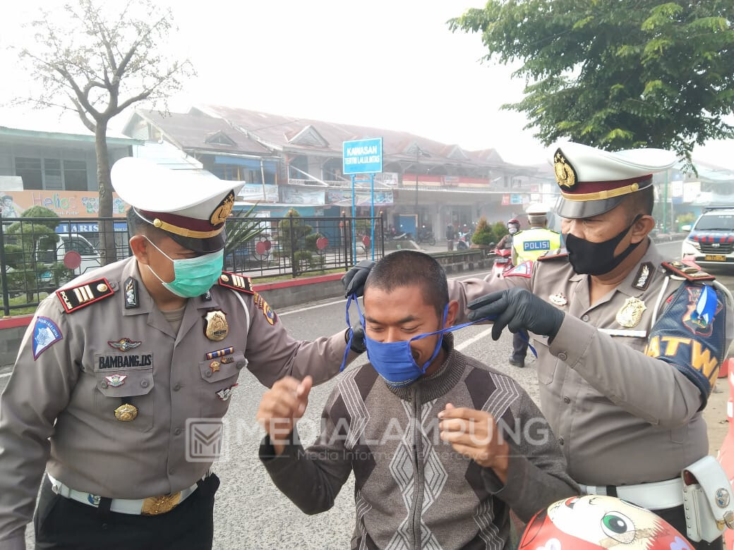 Dukung Penerapan Protokol Kesehatan, Satlantas Polres Lambar Bagikan Masker