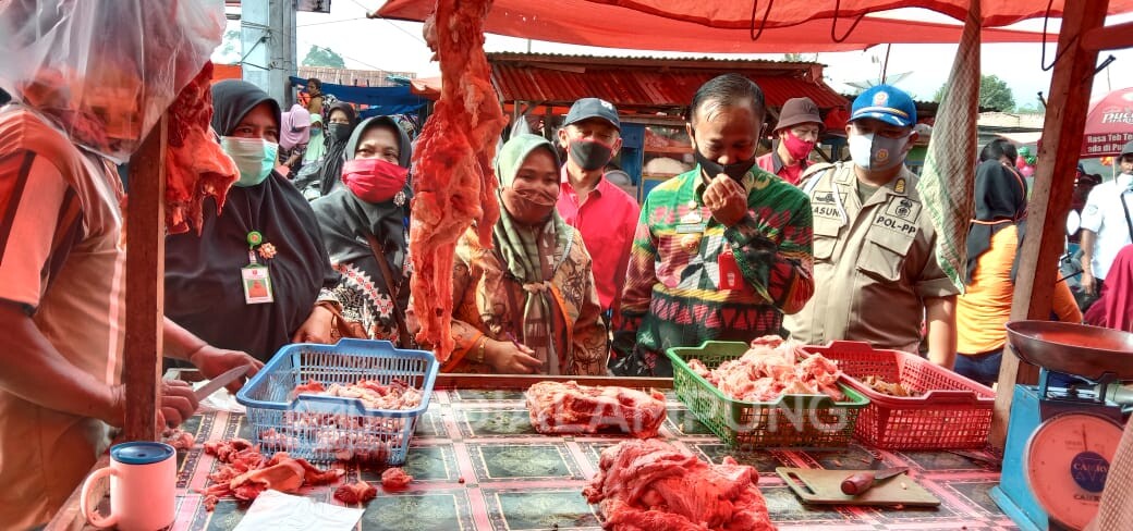 Jelang Idul Adha, Tim Pemkab Lambar Sidak ke Pasar Sebelat