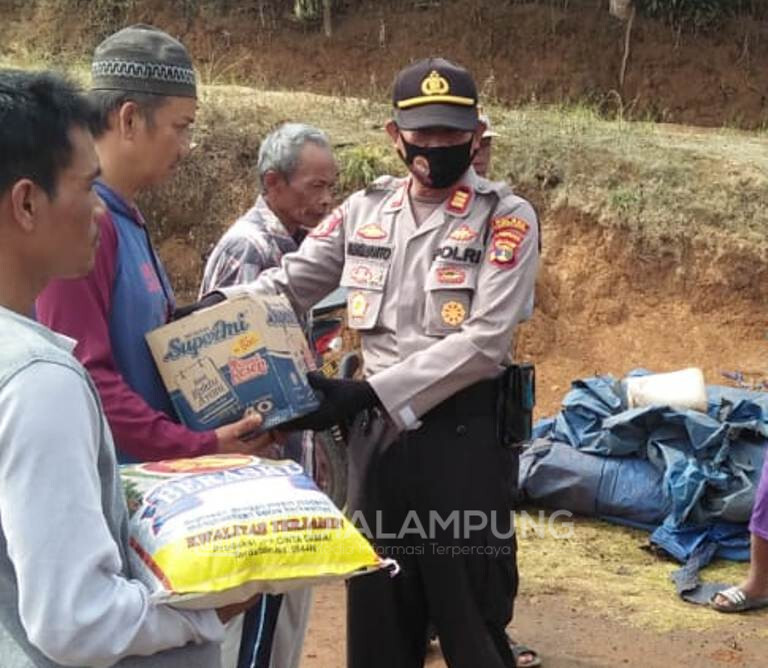 Polsek Sekincau Salurkan Bantuan untuk Korban Kebakaran di Pekon Margajaya 