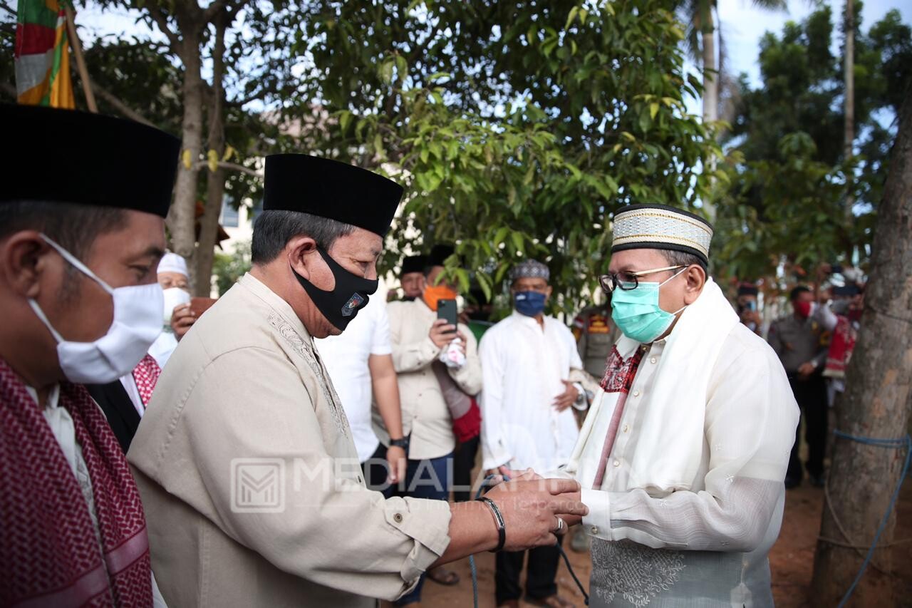 Arinal dan Keluarga Shalat Idul Adha 1441 H di PKOR Wayhalim, Serahkan 2 Ekor Sapi 