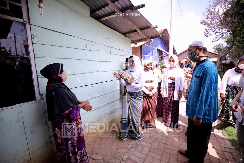 Riana Sari Bagikan Daging Kurban ke Masyarakat