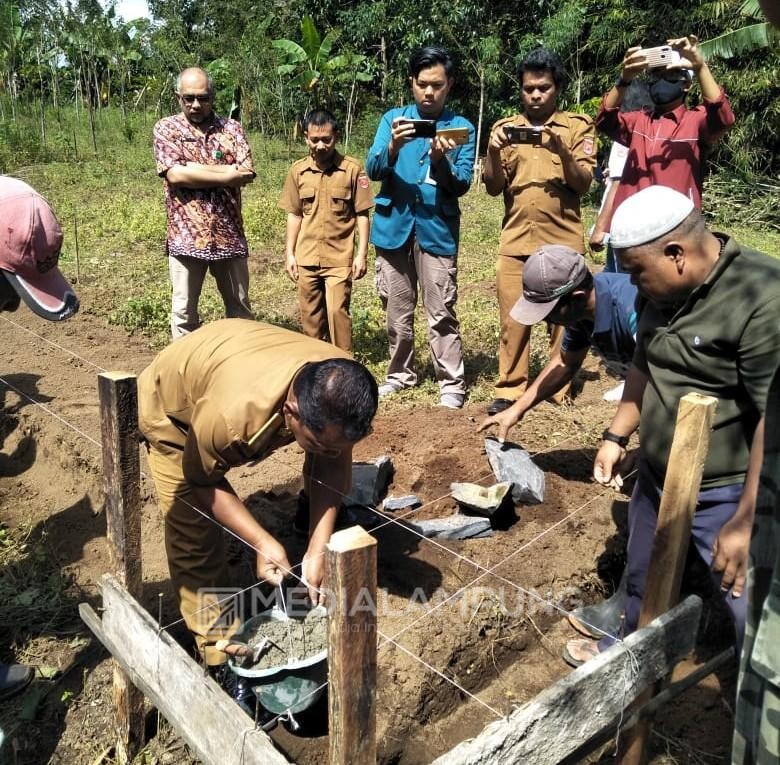 Camat Wahyudi Lakukan Peletakan Batu Pertama Balai Pekon Mutaralam