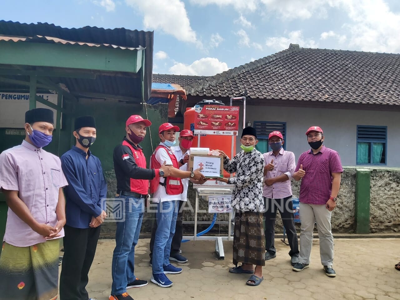 Lawan Covid-19 PMI Lambar Bagikan 10 Unit Pos Cuci Tangan 