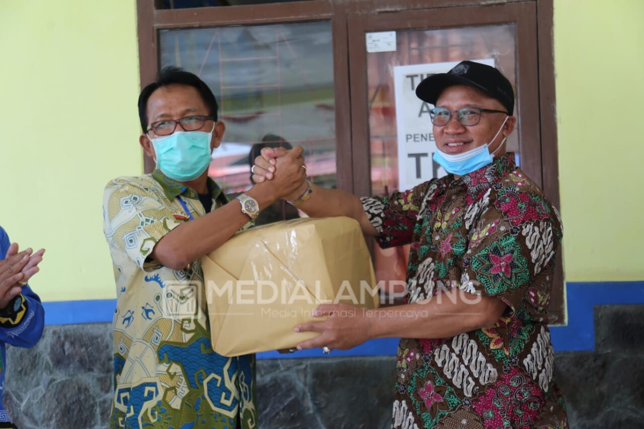 Mukhlis Serahkan 450 Alat Rapid Test-PCR Swab ke Pesbar