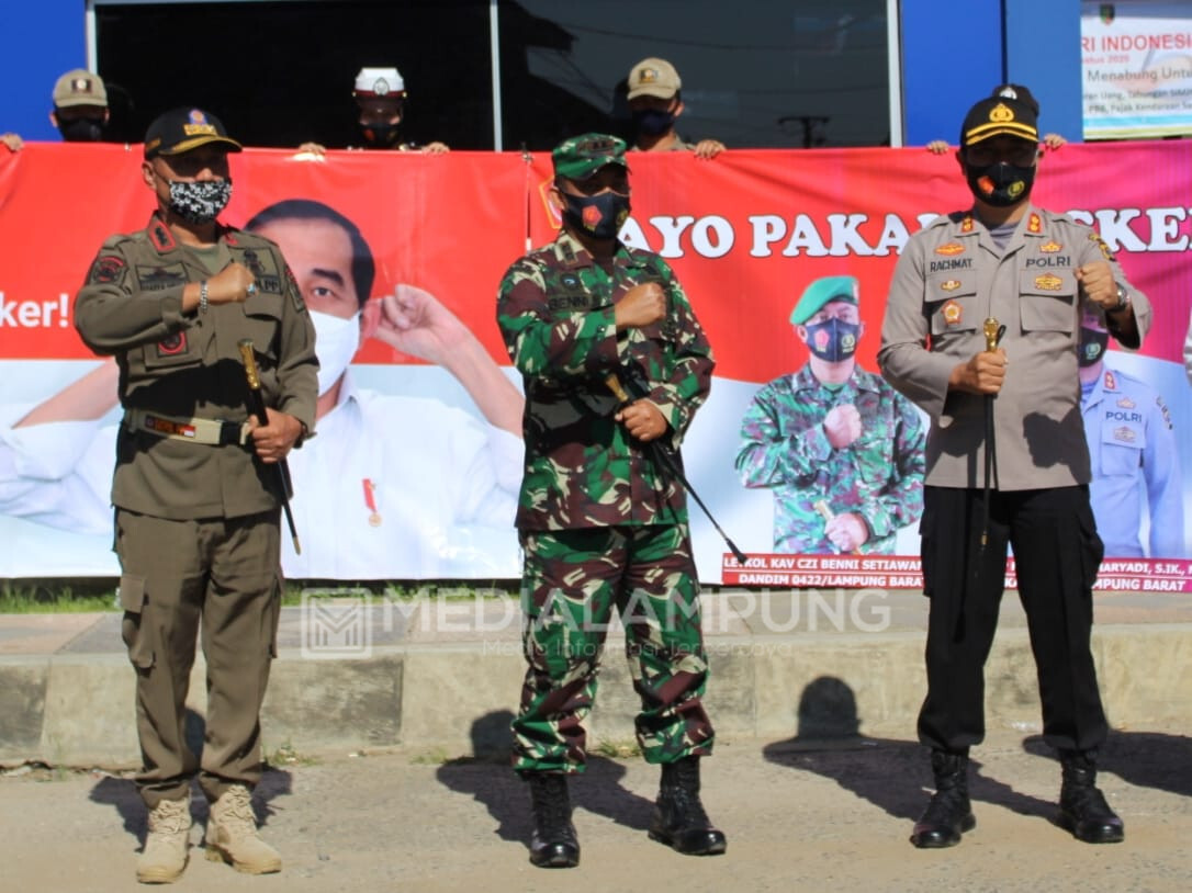 Tak Taati Protokol Kesehatan, Pengendara Distop Petugas Gabungan Lalu Diberi Masker