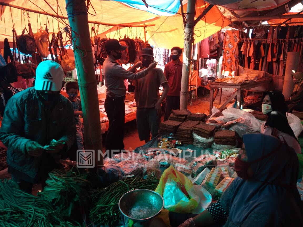 Aparat Gabungan Tegakkan Disiplin Prokes di Pasar Minggu Pajarbulan 