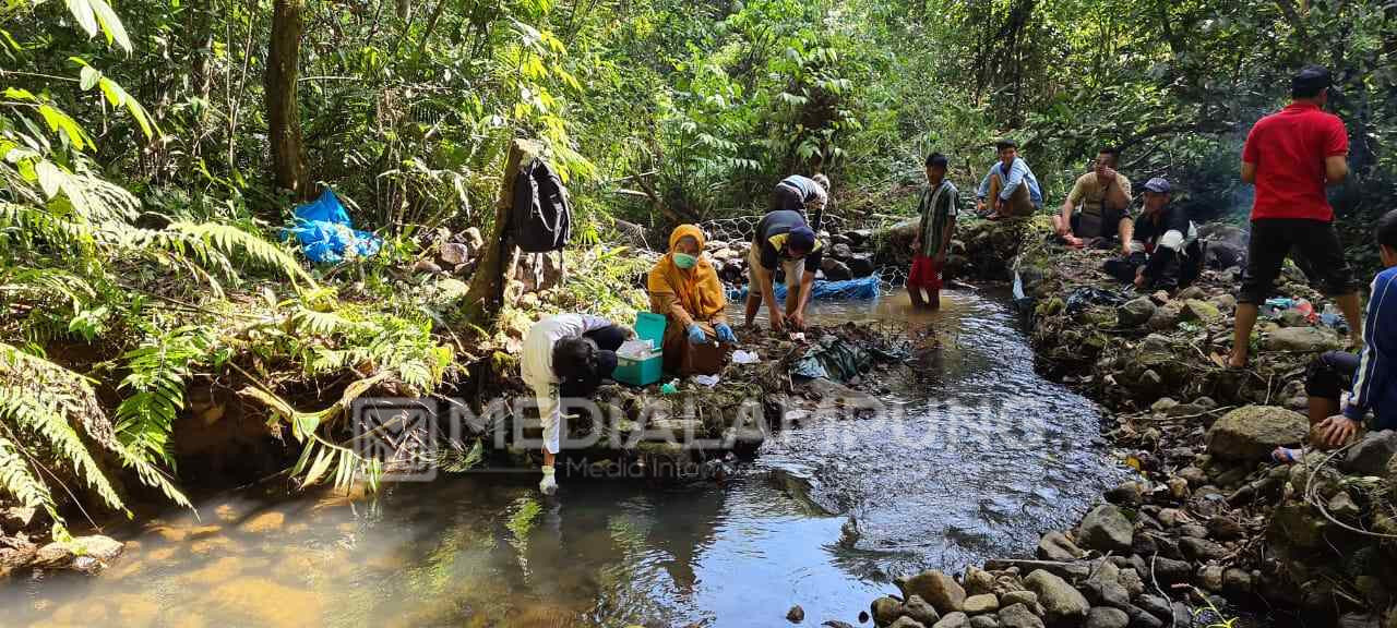 Uji Kelayakan Konsumsi, Petugas Ambil Sampel Air Program Pamsimas 