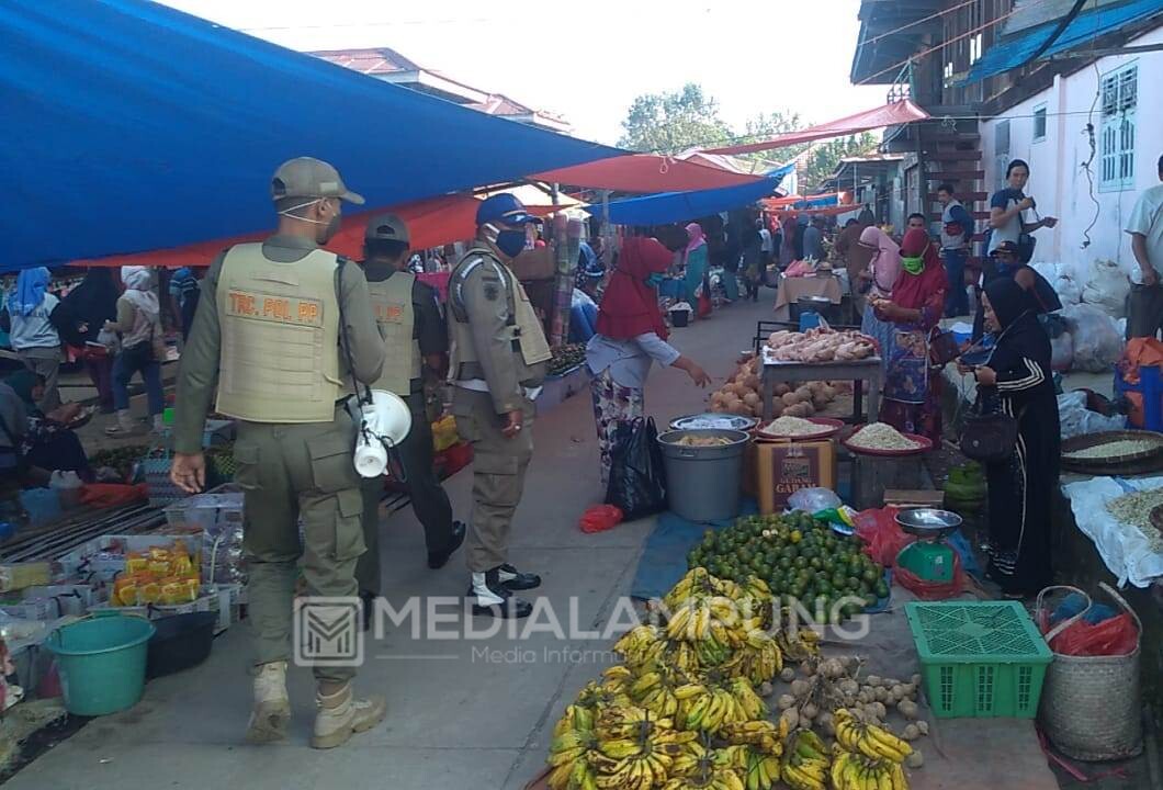 Satpol-PP Tegakan Disiplin Protokol Kesehatan di Pasar Tradisional 